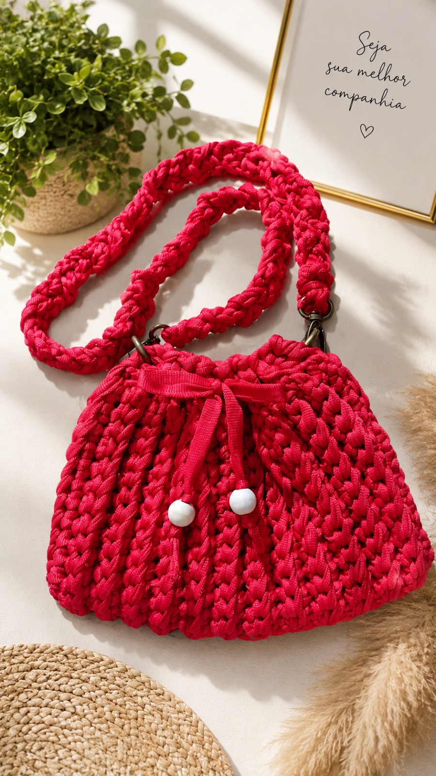 Bolsa em crochê vermelho com detalhes em pérolas